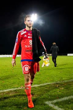 Ängelholms målvakt Carl Lindell deppar när han lämnar
