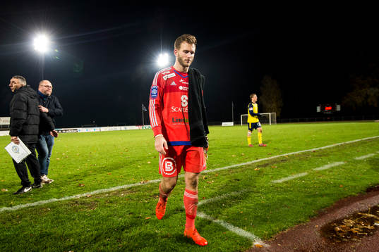 Ängelholms målvakt Carl Lindell deppar när han lämnar