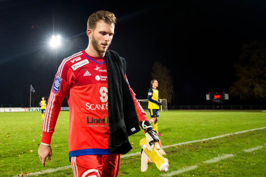 Ängelholms målvakt Carl Lindell deppar när han lämnar