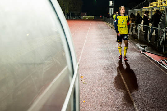 Ängelholms Marcus Bergholtz deppar när han lämnar planen