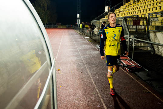 Ängelholms Marcus Bergholtz deppar när han lämnar planen