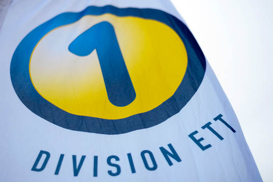 En vepa med Division Ett logotypen