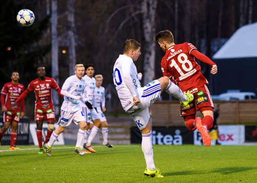 s James Burgin innanför straffområdet
