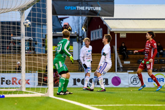 s Fredrik Lundgren (ej i bild) gör 2-1