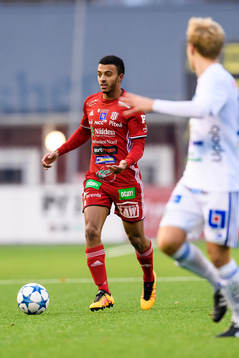 s Karl Cunningham med bollen