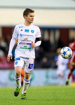 Umeås Jens Sjöström med bollen