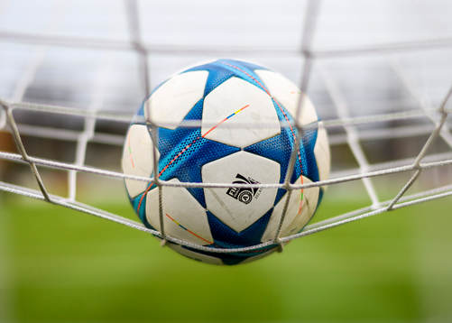 Generell bild på en fotboll som ligger på ett nät