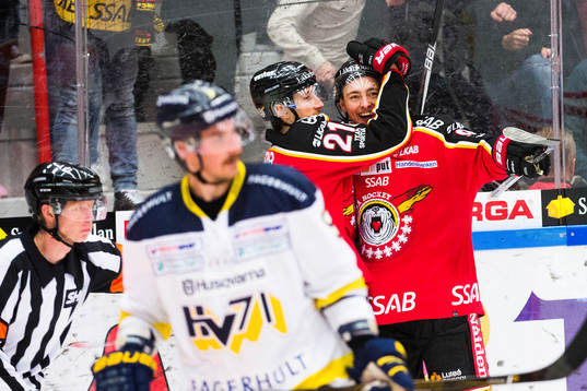 Luleås Johan Forsberg och Bill Sweatt jublar