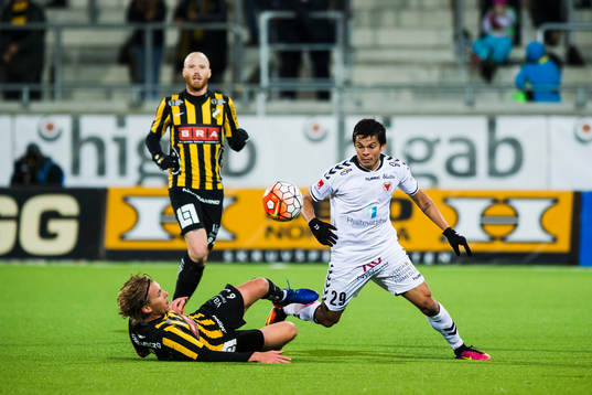 Häckens Gustav Berggren faller i en närkamp med Kalmars