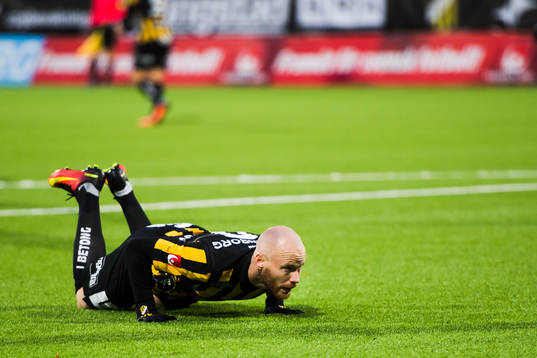 Häckens Alexander Farnerud ligger ner