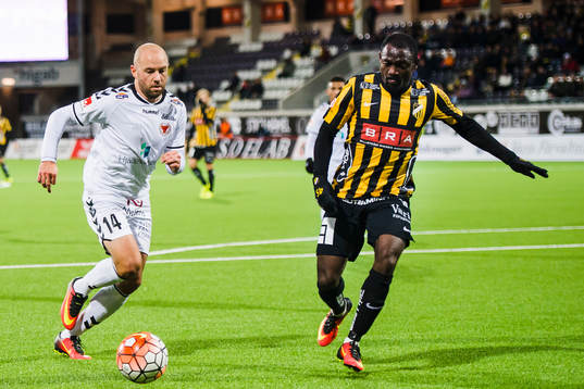 Kalmars Stefan Larsson och Häckens John Owoeri springer