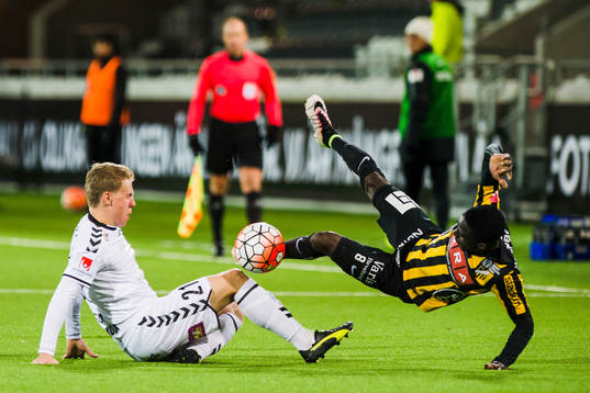 Kalmars Anton Maikkula glidtacklat Häckens Demba Savage