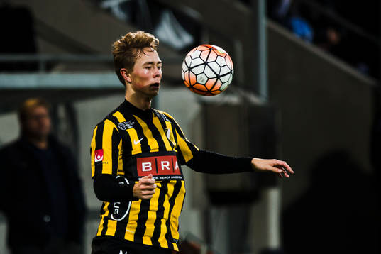 Häckens Joel Andersson tar ner bollen