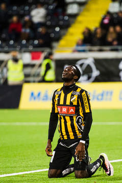 Häckens Demba Savage reagerar
