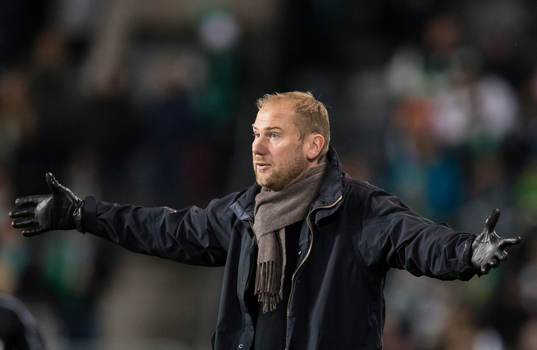 Elfsborgs manager Magnus Haglund reagerar på ett domslut
