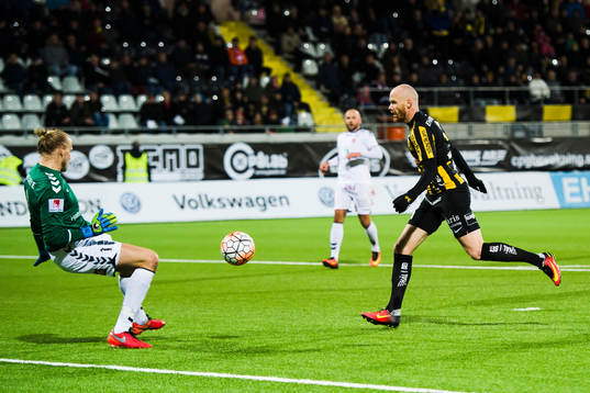 Kalmars målvakt Ole Söderberg räddar ett friläge från
