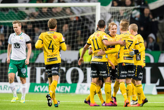 a höger) gratuleras av lagkamrater med Simon Lundevall (m)