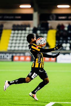 Häckens Nasiru Mohammed tar ner bollen på bröstet