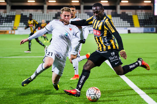 Kalmars Anton Maikkula glidtacklar mot Häckens John Owoeri