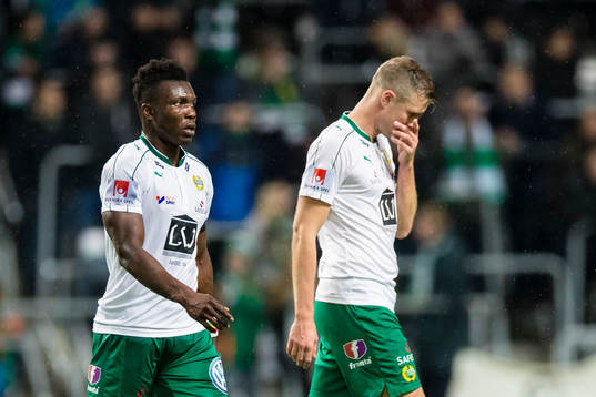 Hammarbys mittbackspar Joseph Aidoo (v) och Richard Magyar