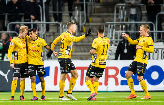 Elfsborgs Viktor Claesson (m) gör 0-1 firar med bl.a Simon
