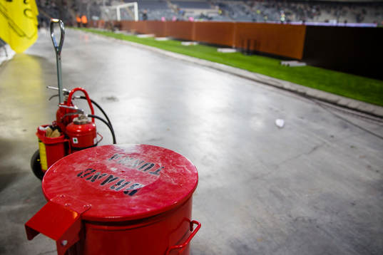 En brandtunna står vid läktaren