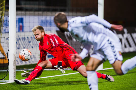 Häckens målvakt Peter Abrahamsson räddar ett skott från