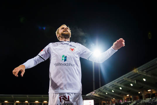 Kalmars Markus Thorbjörnsson jublar med de tillresta