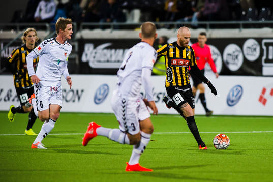 Kalmars Rasmus Elm och Sebastian Hedlund försvarar mot