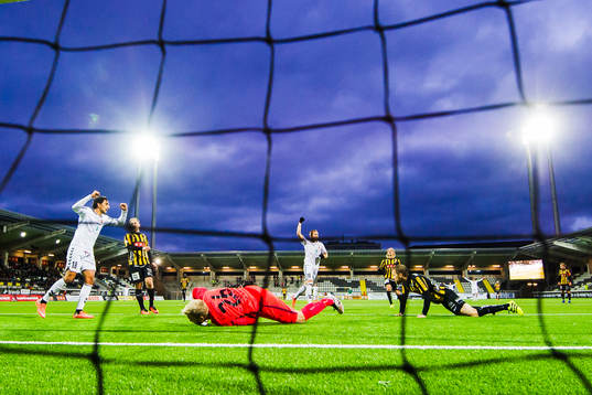 Kalmars Mahmoud Eid  och Tobias Eriksson jublar