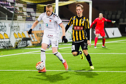 Kalmars Tobias Eriksson och färserande Häckens Joel