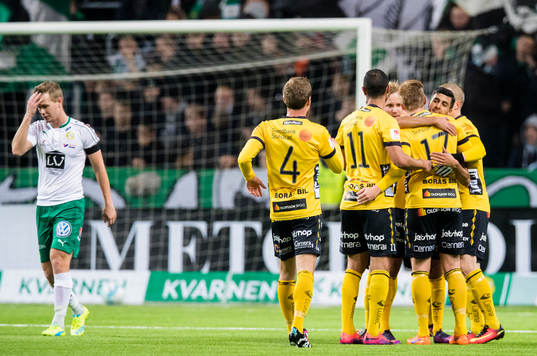 Elfsborgs Per Frick gör 0-2 och gratuleras av lagkamrater