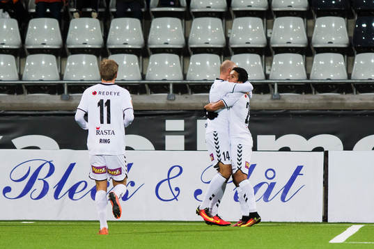 Kalmars Stefan Larsson jublar med målskytten till 1-0