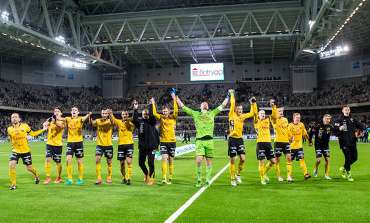 Elfsborgs spelare tackar de tillresta Elfsborgs supportrarna
