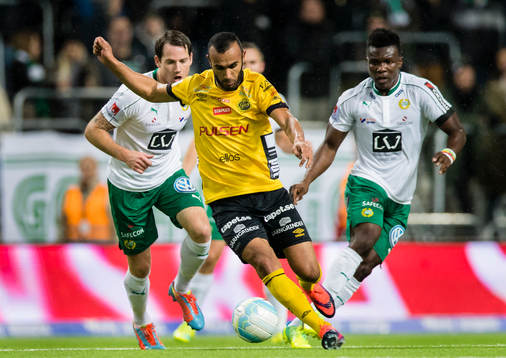 Elfsborgs Issam Jebali jagas av Hammarbys Johan Persson (v)
