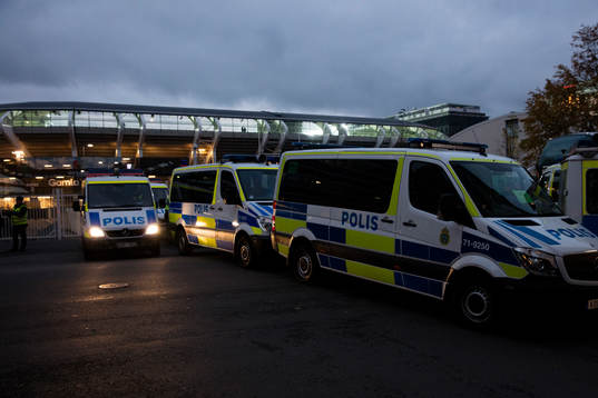 Poliser samlade utanför Gamla Ullevi innan fotbollsmatchen
