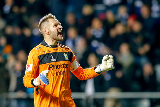 IFK Göteborgs målvakt John Alvbåge jublar