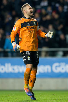IFK Göteborgs målvakt John Alvbåge jublar
