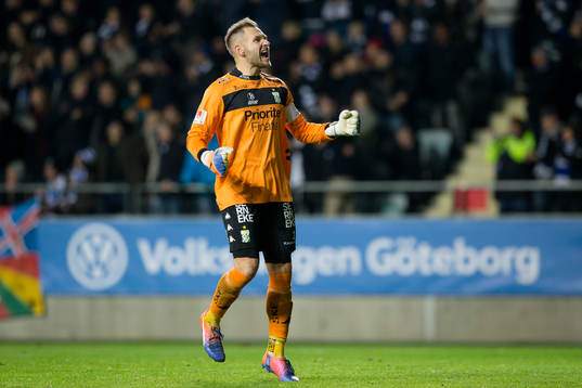 IFK Göteborgs målvakt John Alvbåge jublar