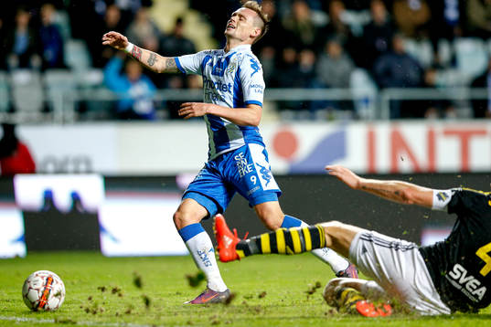 s Nils-Eric Johansson glidtacklat IFK Göteborgs Jakob