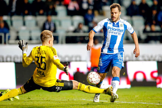 s målvakt Patrik Carlgren som räddar