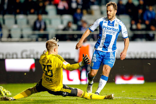 s målvakt Patrik Carlgren som räddar