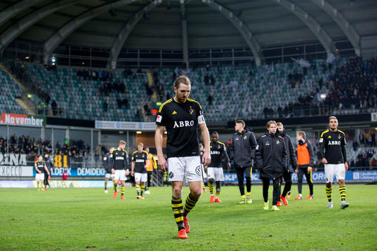 s lagkapten Nils-Eric Johansson deppar