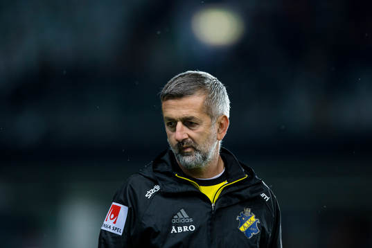 s assisterande tränare Nebojsa Novakovic  deppar