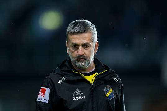 s assisterande tränare Nebojsa Novakovic  deppar