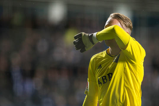 s målvakt Patrik Carlgren deppar