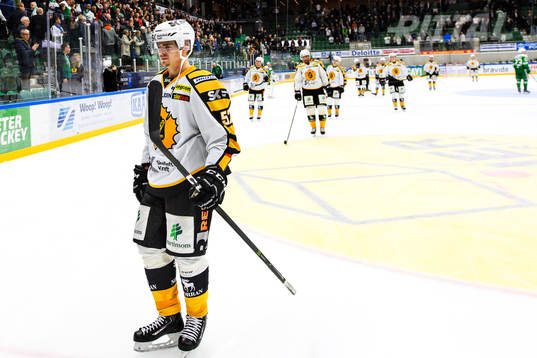 Skellefteås Emil Djuse deppar när han lämnar isen
