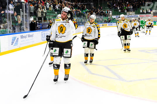 Skellefteås Johan Alm deppar när han lämnar isen