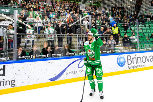 Rögles Almen Bibic jublar framför sina supporters