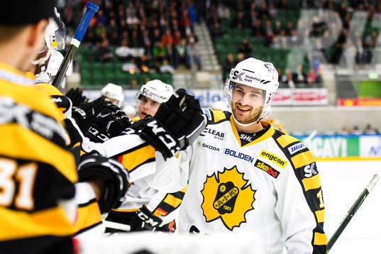 Skellefteås Andrew Calof jublar med båset